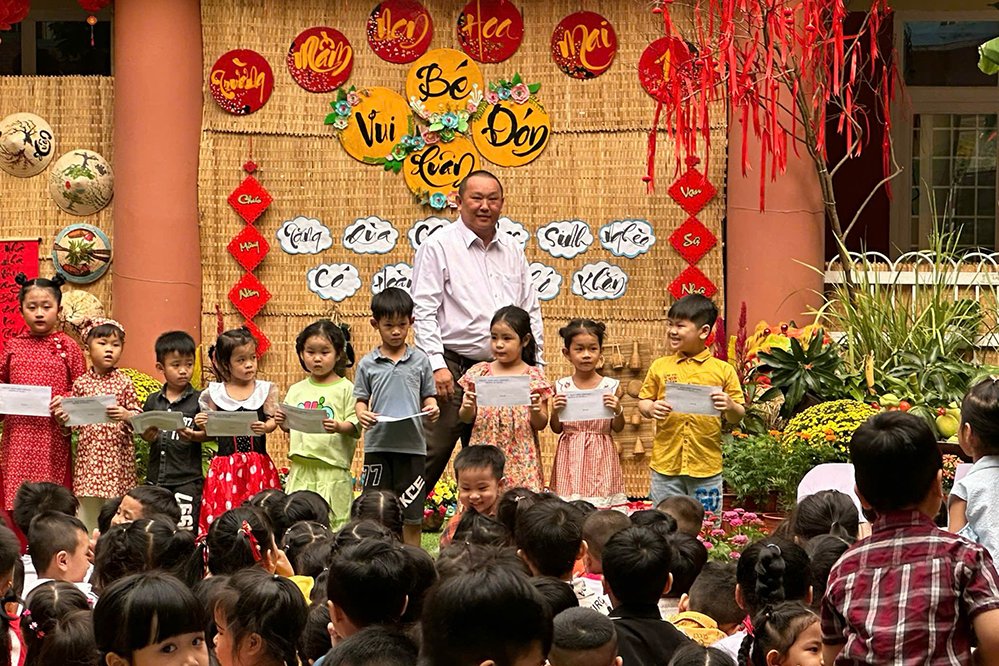 Tặng quà trung thu cho các cháu thiếu nhi