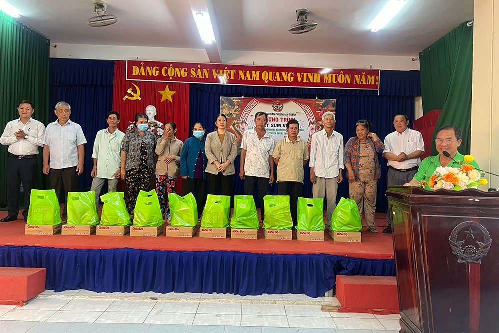 Tặng quà cho các gia đình khó khăn